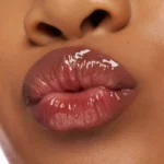 essence CHOCO BOMB shiny lipgloss Chocoholic! 10ml - Image 4